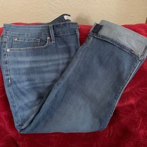 LEVIS  CAPRI. JEANS. SIZE 20  Mid Rise